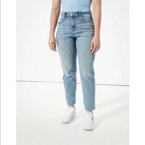 American Eagle Light Wash Curvy Mom Jean Short/Petite